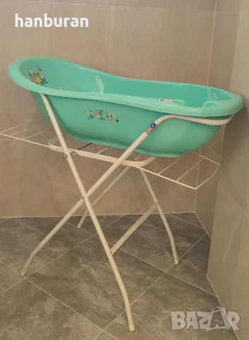 Бебешка вана със стойка и подложка за къпане.