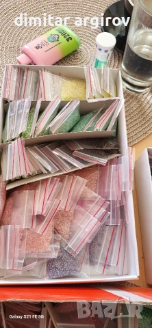 Голям комплект стъклени мъниста за бижута – 400+ пакетчета по 10-15г., снимка 9 - Бижутерийни комплекти - 53844107