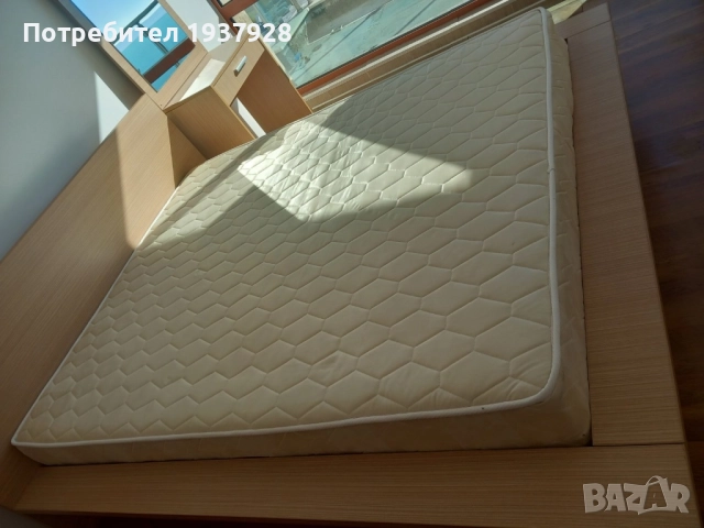 Спален комплект от спалня с матрак, гардероб и тоалетка.