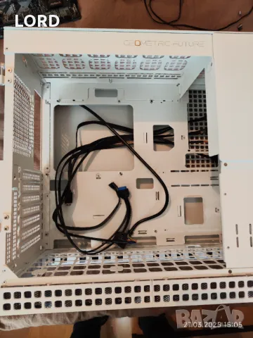 Кутия Geometric Future Model 4 King Arthur White, снимка 1