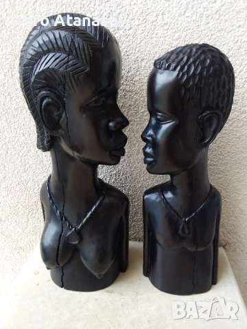 Двойка големи абаносови фигури