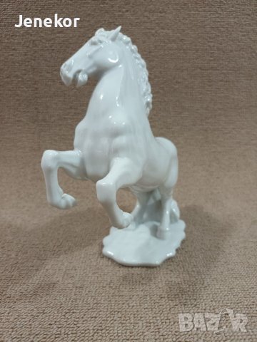 Порцеланова фигура.