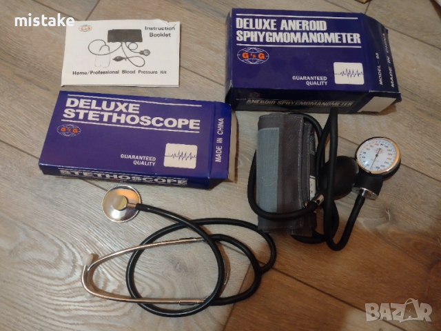 механичен уред за кръвно налягане и стетоскоп