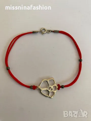 Сребърна гривна с червен конец