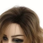 Модерна пшенично руса перука с тъмни корени - чуплива, асиметрична прическа, снимка 5