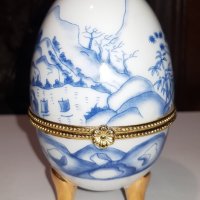 Порцеланово яйце в стил Феберже , снимка 1 - Антикварни и старинни предмети - 44304750
