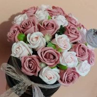 Букет със двайсет и седем сапунени рози в черна луксозна кутия , снимка 6 - Подаръци за жени - 40295463