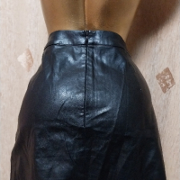 XL Черна кожена пола с къдри , снимка 4 - Поли - 44679165