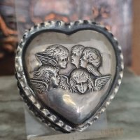 Антична английска сребърна кутия във формата на сърце - Ангелите На Рейнолд , снимка 1 - Антикварни и старинни предмети - 41414738