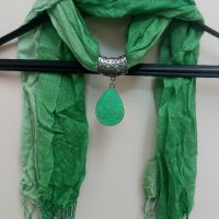 Дамски зелен шал с висулка колие , снимка 1 - Шалове - 41922303