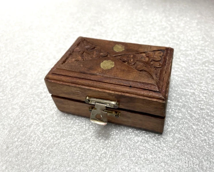 Малка стара Гравирана дървена Кутия за бижута, снимка 1