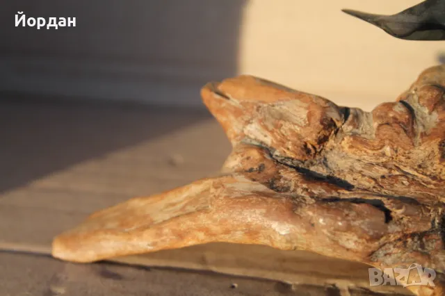 Фигурка делфин върху дървена поставка, снимка 2 - Антикварни и старинни предмети - 48942449