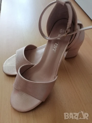 Дамски официални сандали на нисък ток