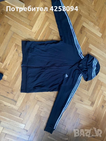 Продавам Adidas суитчър ленти през качулка черни 