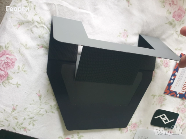 Технологична сгъваема поставка за лаптоп от графен