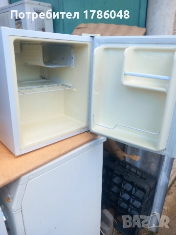 Малък хладилник с малко фризерче /мини бар/, снимка 7 - Хладилници - 53636494