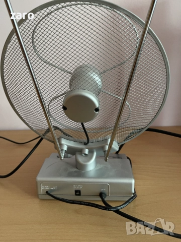 Немска стайна антена Hama с усилвател за радио и телевизия, снимка 4 - Приемници и антени - 52544985