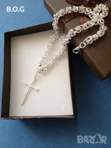 Нов, масивен сребърен ланец с кръст. В подаръна кутия.