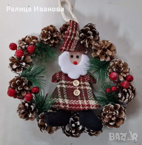 Ръчно изработен коледен венец от шишарки и Дядо Коледа 25 см. 