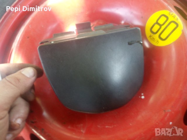 Пепелник за Пежо  Peugeot 206 Hatchback (08.1998 - 12.2012), снимка 2 - Части - 42066845