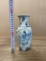 Фарфорна ваза със син растителен орнамент, височина около 18 см, снимка 2