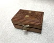 Малка стара Гравирана дървена Кутия за бижута, снимка 1
