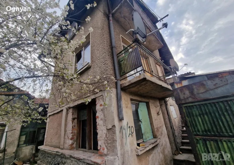 Двор с две къщи в него , снимка 1