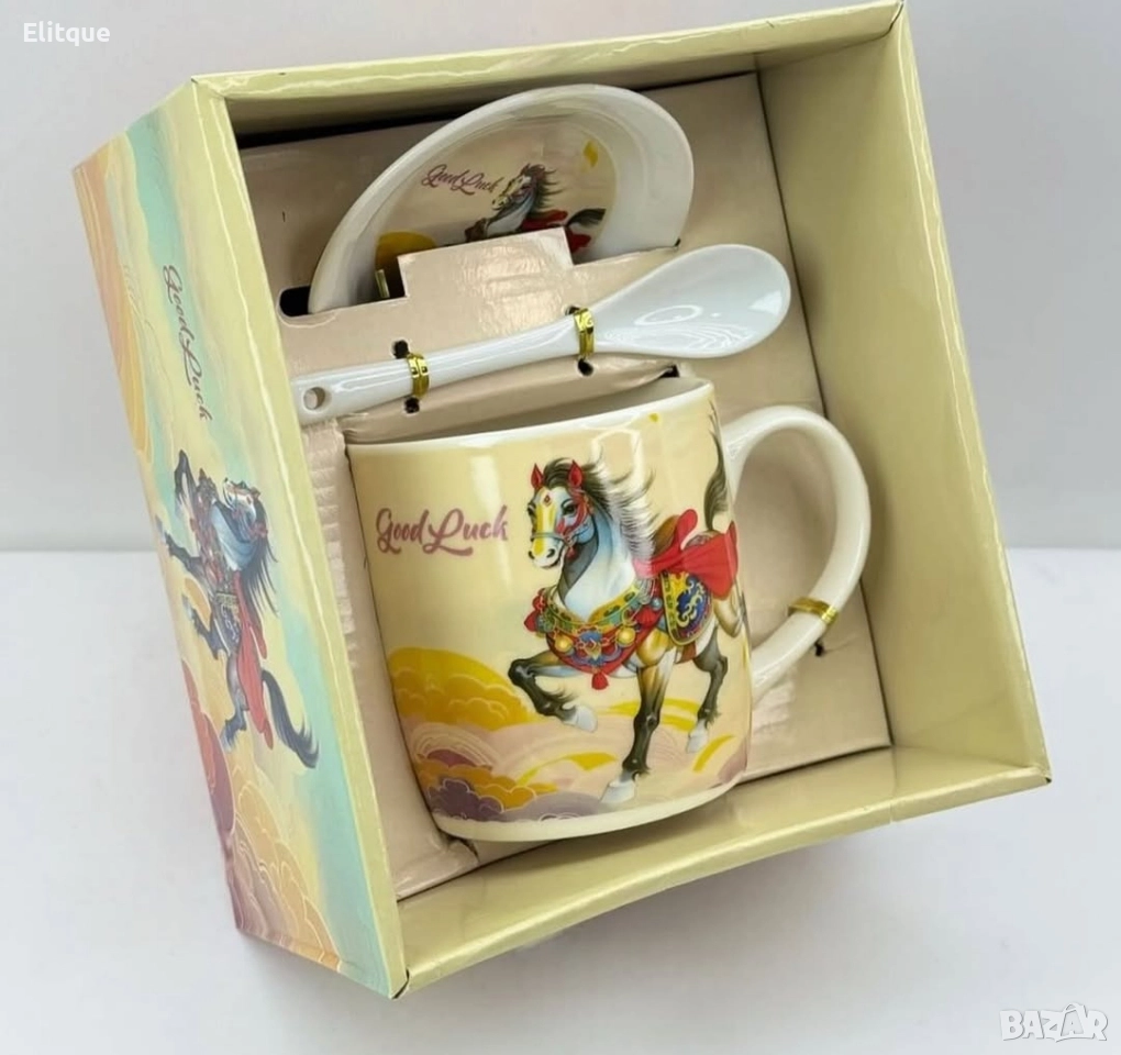 Подаръчен късметлийски порцеланов комплект – чаша, чинийка и лъжичка с празничен дизайн на коне, снимка 1
