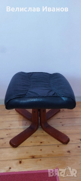 Ретро кожена табуретка с дървени крака. Кожата няма скъсано. Отлично състояние. , снимка 1
