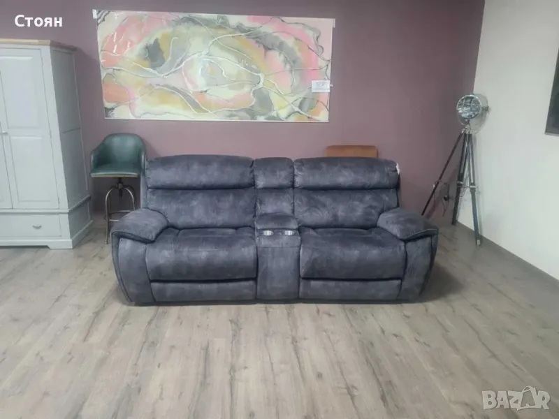 Сив диван от плат с конзола за чаши с ръчен релаксиращ механизъм, снимка 1