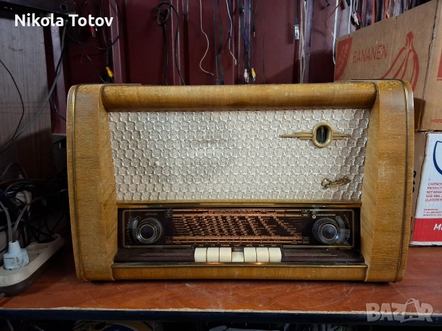 Продава се старинно дървено радио . 