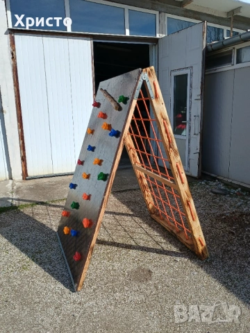 Продавам детска стена за катерене.