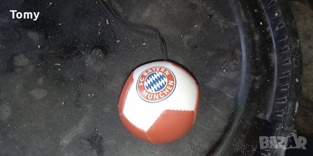 Продавам оригинална футболна топка на фк. Байрен Мюнхен и сувенирна малка за закачане в кола, снимка 4 - Футбол - 44339977