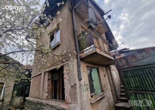 Двор с две къщи в него , снимка 1