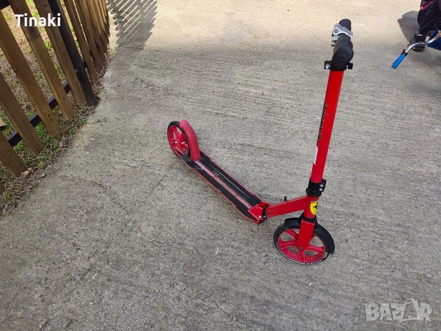 Детска тротинетка Ferrari , снимка 3 - Скутери и тротинетки - 53845407