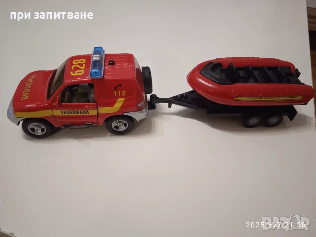 Метално Mitsubishi Pajero, с пластмасово ремарке с лодка; Каравана и ремаркета с лодки, 15 см., снимка 3 - Колекции - 50587001