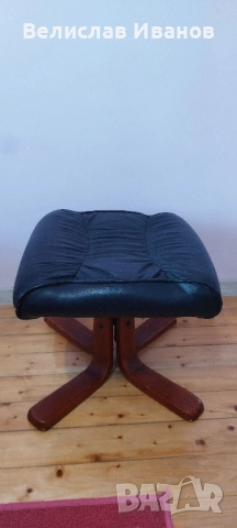 Ретро кожена табуретка с дървени крака. Кожата няма скъсано. Отлично състояние. 