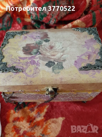Кутия за бижута в старинен стил.