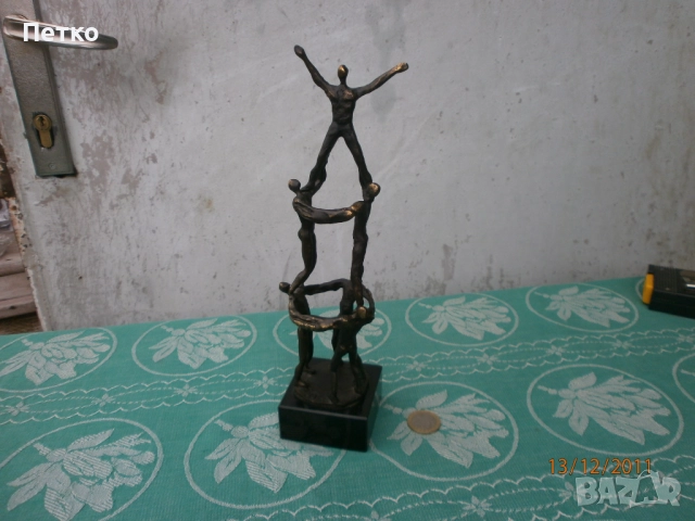 Стара масивна бронзова скулптура статуетка