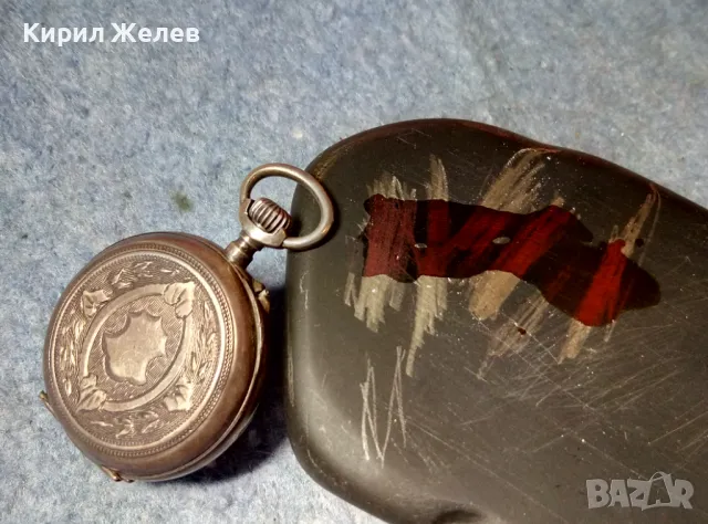 Стар ШВЕЙЦАРСКИ СРЕБЪРЕН ДЖОБЕН ЧАСОВНИК с КРАСИВА РЕТРО ОРНАМЕНТИКА ФУНКЦИОНИРАЩ 47690, снимка 2 - Антикварни и старинни предмети - 48288544
