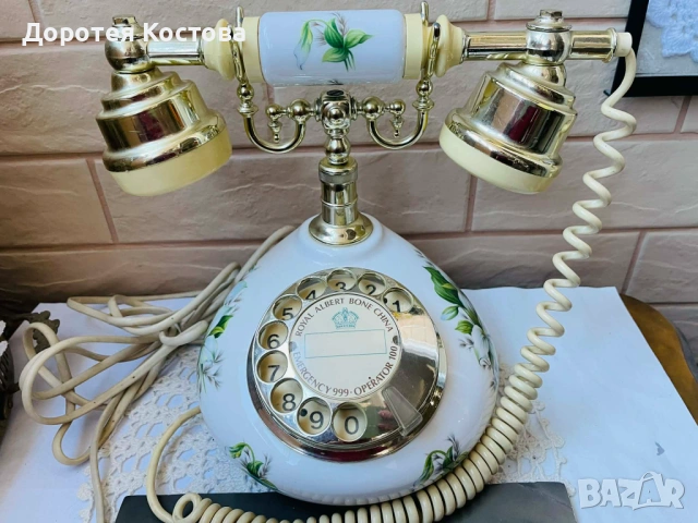 ROYAL ALBERT красив телефон от костен порцелан от Англия