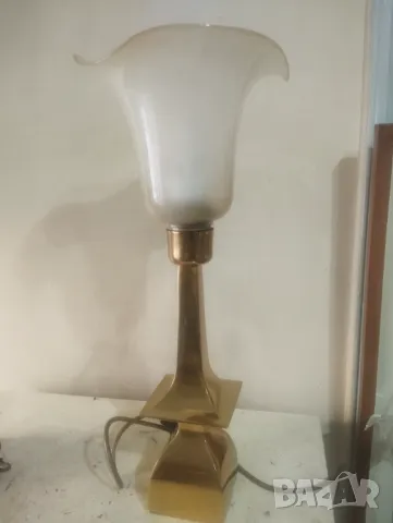 класическа настолна лампа