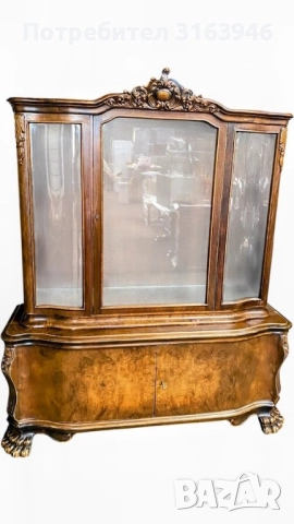 Барокова витрина с дърворезба и стъклени врати