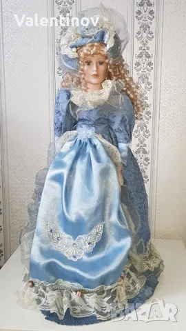 Порцеланова кукла със стойка 