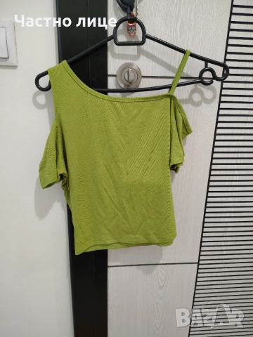 Продавам зелена дамска блуза с паднало рамо и презрамка, снимка 2 - Тениски - 51615461