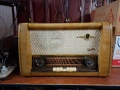 Продава се старинно дървено радио . , снимка 1