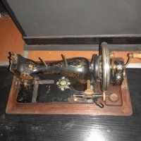 Стара ръчна шевна машина, снимка 4 - Антикварни и старинни предмети - 39057911