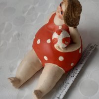Дебелана на плаж, дебела жена с червен бански, снимка 7 - Статуетки - 38974263
