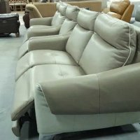 Бежов комплект кожени дивани с фотьойл с ел релакс механизъм, снимка 4 - Дивани и мека мебел - 40628344