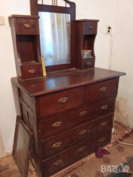 Продавам запазен скрин от плътна дървесина имащ тоалетка и 9 чекмеджета не пребоядисван., снимка 1